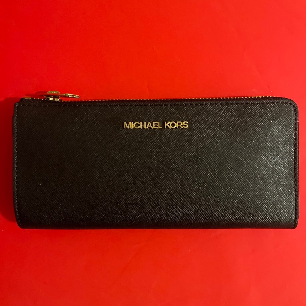 NWT! MICHAEL KORS Jet Set Travel  Zip Wallet Black Leather Gold Logo